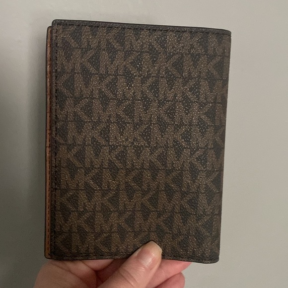 Michael Kors Signature logo passport wallet - Picture 3 of 4